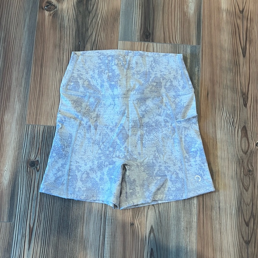 Curves N Combatboots white/gray shorts size small 4”